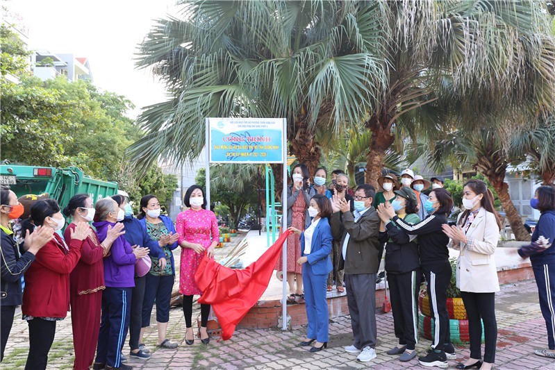 Hội LHPN phường Trần Hưng Đạo: Gắn biển công trình khu vui chơi, tuyến đường không rác