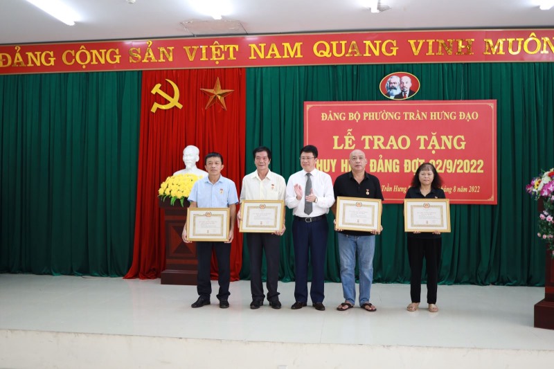 Phường Trần Hưng Đạo trao tặng Huy hiệu Đảng cho 16 Đảng viên đợt 2/9/2022