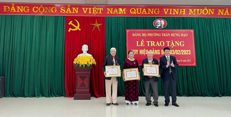 Chào mừng kỷ niệm 93 năm Ngày thành lập Đảng cộng sản Việt Nam (03/2/1930-03/02/2023), Đảng bộ phường Trần Hưng Đạo đã tổ chức Lễ trao huy hiệu Đảng cho 14 đồng chí đảng viên.