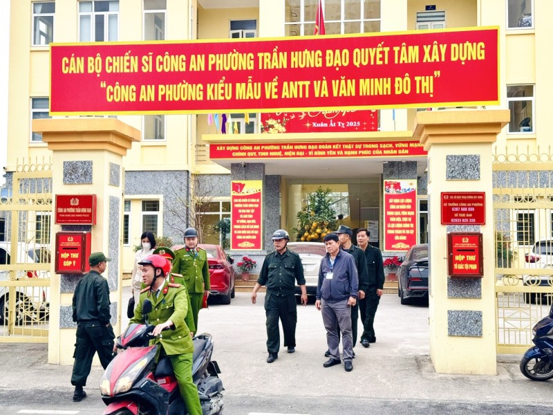Phường Trần Hưng Đạo ra quân lập lại trật tự an toàn giao thông, trật tự đô thị và VSMT