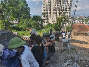 Người dân tổ 6, khu 4, phường Trần Hưng Đạo tích cực hiến đất làm đường