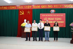 Phường Trần Hưng Đạo trao tặng Huy hiệu Đảng cho 16 Đảng viên đợt 2/9/2022