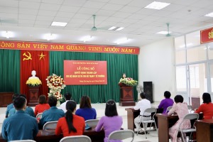 Đảng uỷ phường Trần Hưng Đạo trao quyết định thành lập 02 chi bộ mới