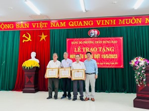 Đảng uỷ Phường Trần Hưng Đạo trao tặng Huy hiệu Đảng đợt 19/5/2023