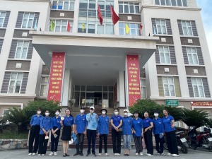 Đoàn thanh niên phường Trần Hưng Đạo ra quân bóc xoá quảng cáo, rao vặt sai quy định.