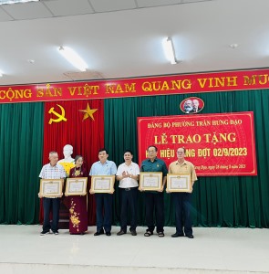 Đảng uỷ phường Trần Hưng Đạo tổ chức trao huy hiệu Đảng đợt mùng 02/9/2023 