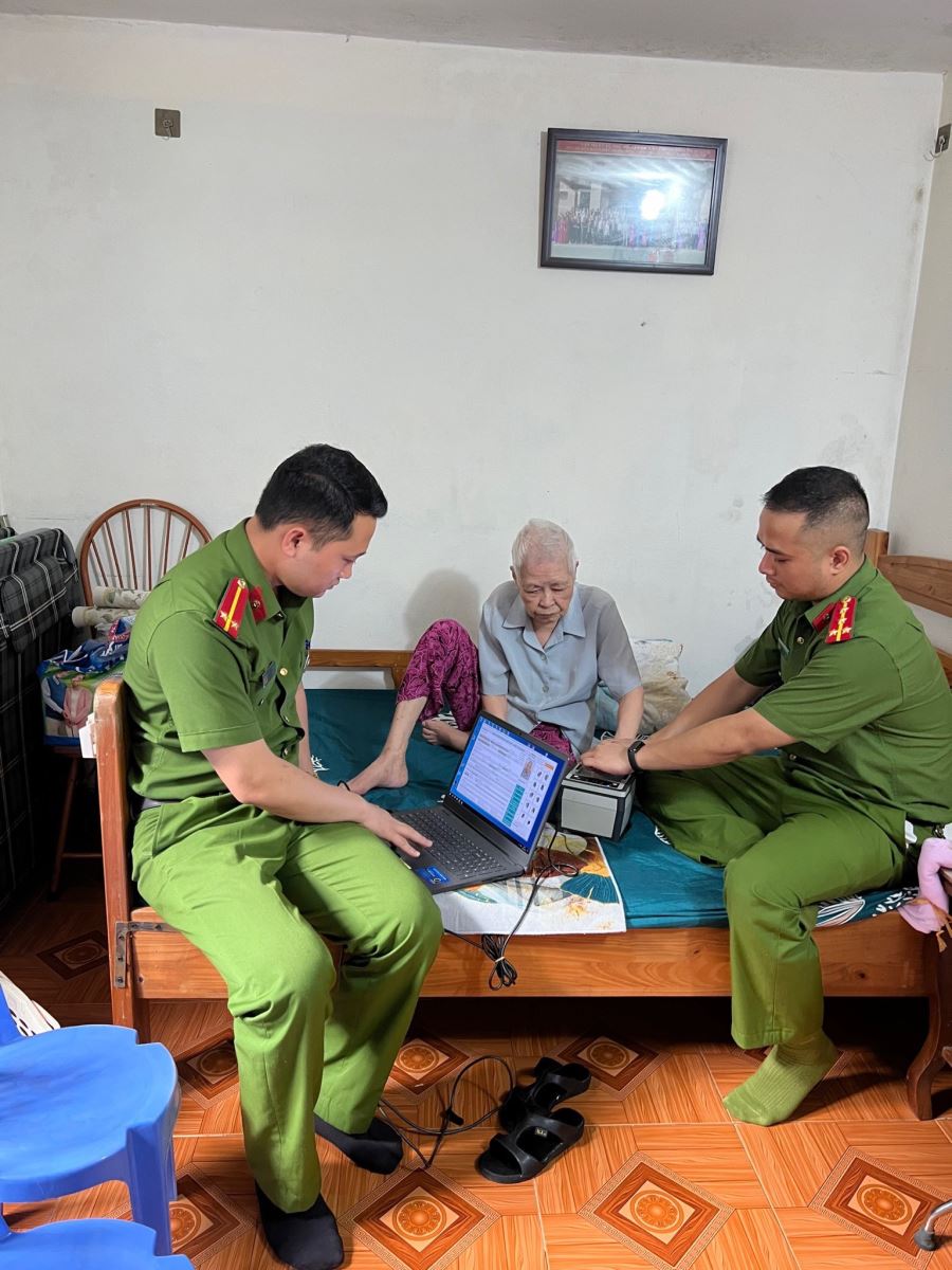 Các chiến sỹ công an phường Trần Hưng Đạo đến tận nhà làm CCCD cho người già yếu