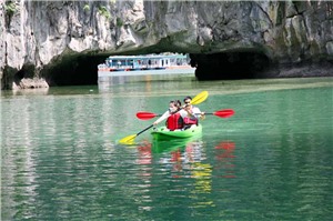 Khám phá Ba Hang bằng thuyền kayak