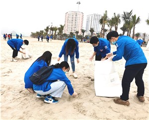 Đoàn thanh niên ra quân làm sạch biển trong “Tháng thanh niên”