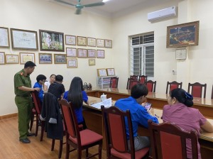 Đoàn TNCS Hồ Chí Minh phường Trần Hưng Đạo tham gia hướng dẫn cài đặt và kích hoạt tài khoản định danh điện tử trên ứng dụng VNeID mức độ 2