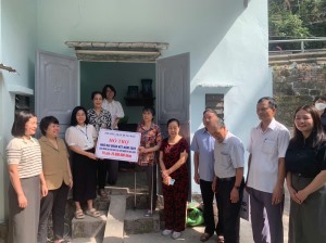 Phường Trần Hưng Đạo trao kinh phí hỗ trợ cho các hộ gia đình có hoàn cảnh khó khăn