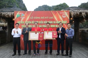 Màn kết hợp bơi kéo thuyền và tâng bóng nghệ thuật xác lập kỷ lục tại Vịnh Hạ Long